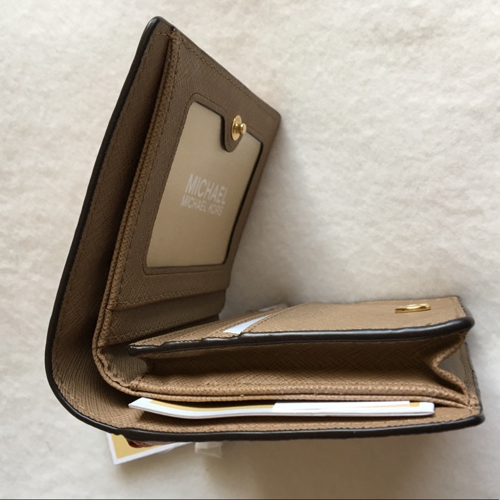 ❣️MK SALE❣️ MK Mercer Carryall Card Case Wallet - Picture 4 of 5